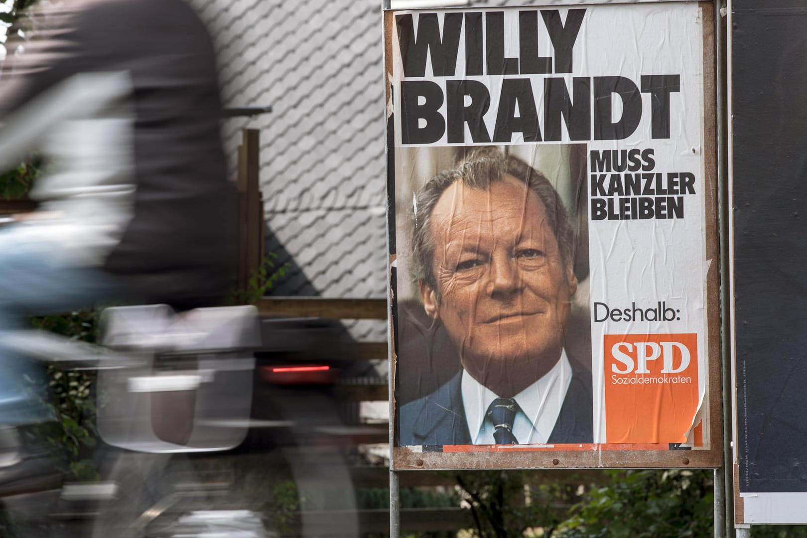 Ein Wahlplakat des ehemaligen Bundeskanzlers Willy Brandt steht in Leverkusen am Straßenrand.