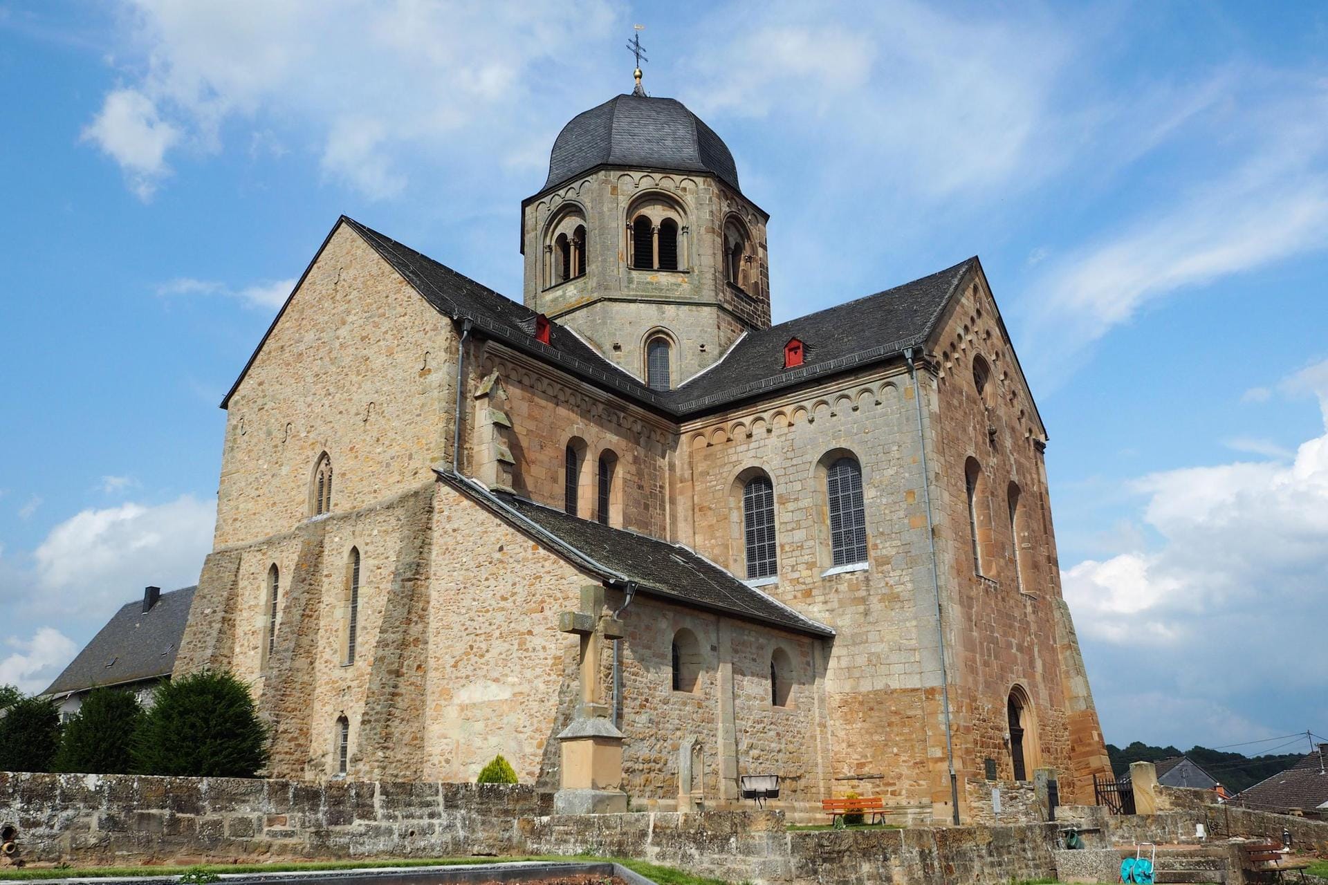 Der mächtige Rundturm und die Schlosskirche erinnern an die Grafen von Sponheim.