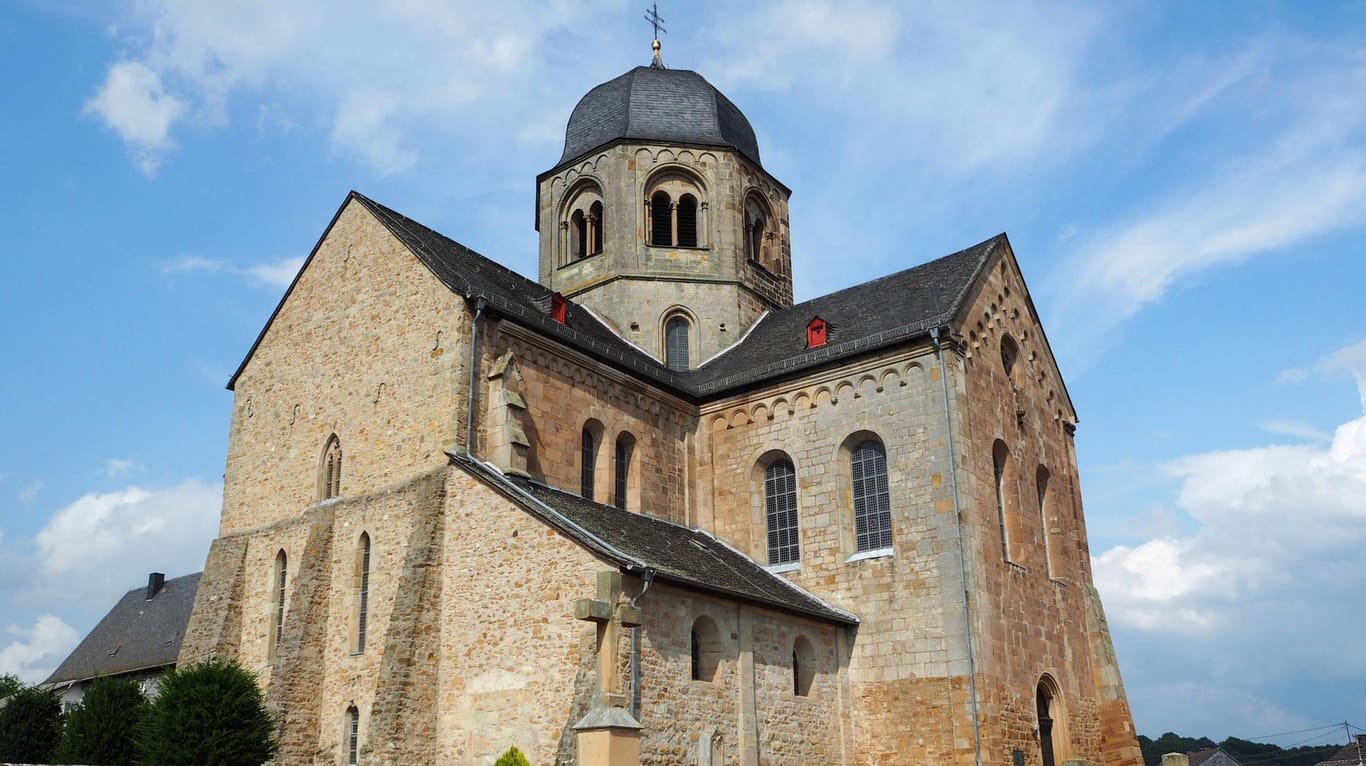 Der mächtige Rundturm und die Schlosskirche erinnern an die Grafen von Sponheim.