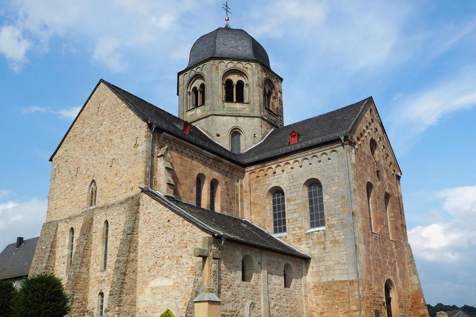 Der mächtige Rundturm und die Schlosskirche erinnern an die Grafen von Sponheim.