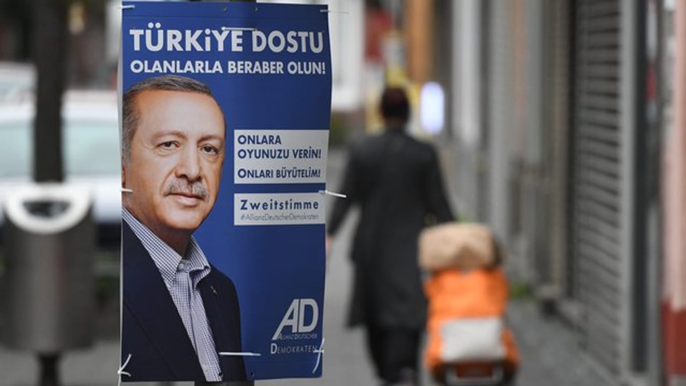 Ein Wahlplakat mit dem Portrait Erdogans