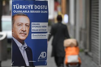 Ein Wahlplakat mit dem Portrait Erdogans