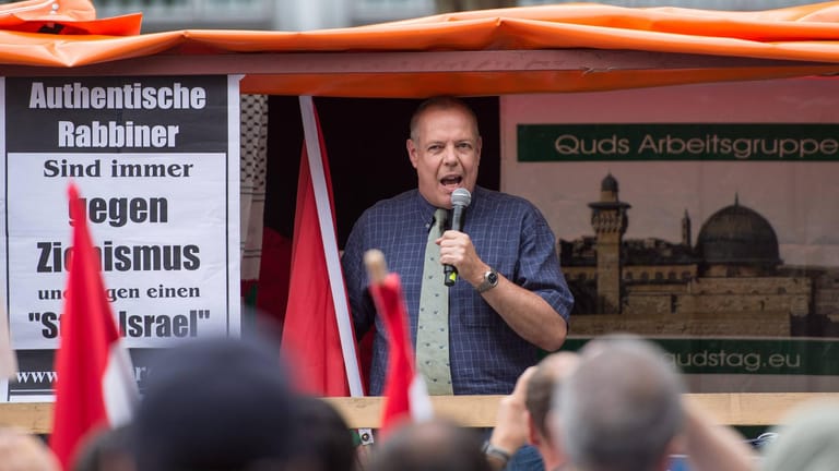 Christoph Hörstel, Vorsitzender der Kleinstpartei "Deutsche Mitte", sprach 2015 auf der antizionistischen Demonstration "al-Quds-Tag" in Berlin.