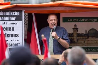 Christoph Hörstel, Vorsitzender der Kleinstpartei "Deutsche Mitte", sprach 2015 auf der antizionistischen Demonstration "al-Quds-Tag" in Berlin.