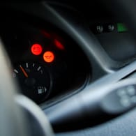 Öl- und Batterieanzeige im Auto leuchten: Der Fahrer dieses Autos sollte wohl einmal die Batterie und den Ölstand kontrollieren.