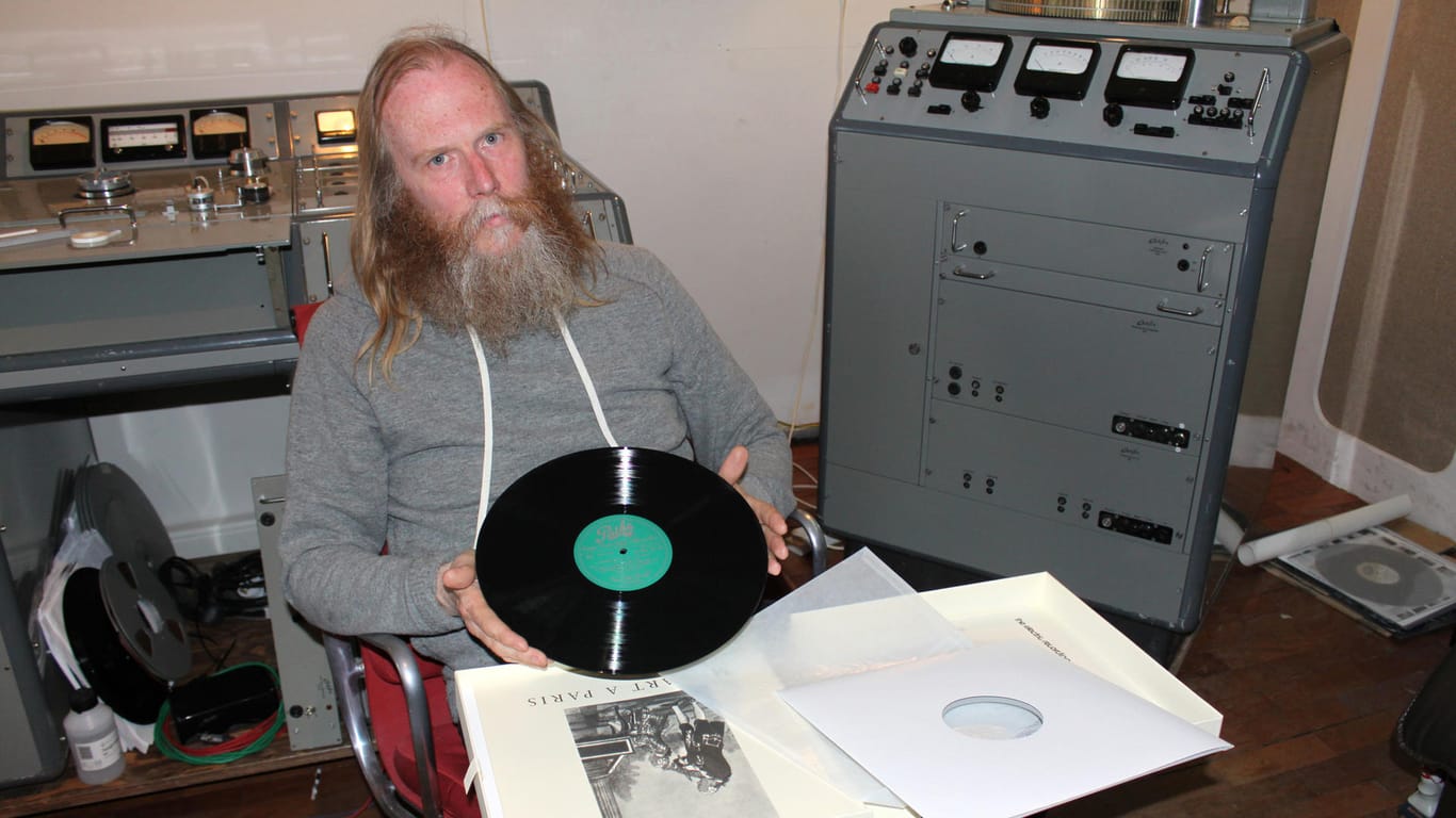 Der Unternehmer Pete Hutchison produziert Neuauflagen seltener Klassik-und Jazzplatten. In der Hand hält er die LP-Box "Mozart A Paris". Das kostet 3100€ und ist das teuerstes Produkt im Sortiment.