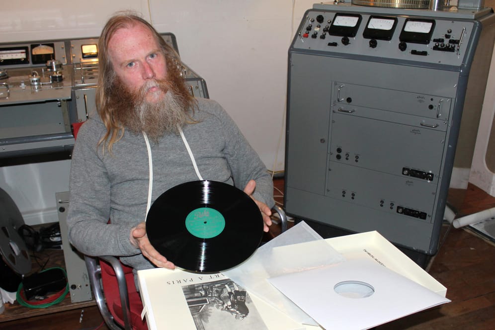Der Unternehmer Pete Hutchison produziert Neuauflagen seltener Klassik-und Jazzplatten. In der Hand hält er die LP-Box "Mozart A Paris". Das kostet 3100€ und ist das teuerstes Produkt im Sortiment.