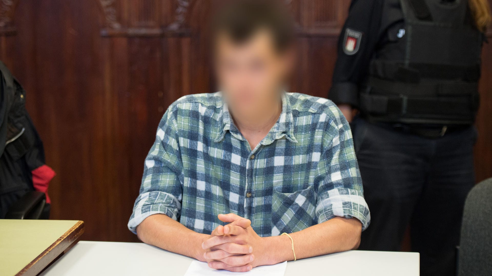 Junger Mann aus Frankreich wird vorgeworfen, im Zusammenhang mit dem G20-Gipfel am 6. Juli Glasflaschen auf Polizisten geworfen zu haben. Junger Mann aus Frankreich wird vorgeworfen, im Zusammenhang mit dem G20-Gipfel am 6. Juli Glasflaschen auf Polizisten geworfen zu haben.