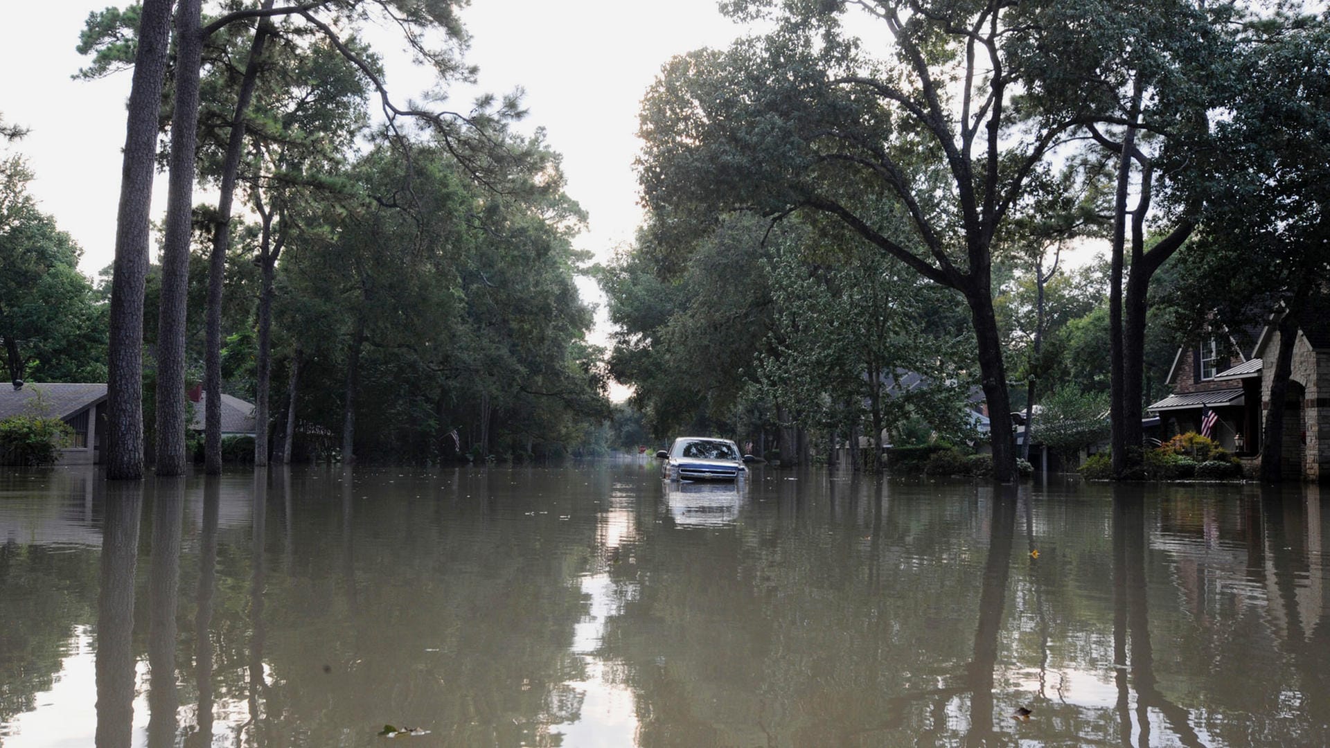 An vielen Orten in den USA, wie hier in Houston (Texas), ist für viele Menschen nach dem Sturm "Harvey" keine Rede von Normalität: Tausende sind obdachlos. An vielen Orten in den USA, wie hier in Houston (Texas), ist für viele Menschen nach dem Sturm "Harvey" keine Rede von Normalität: Tausende sind obdachlos.
