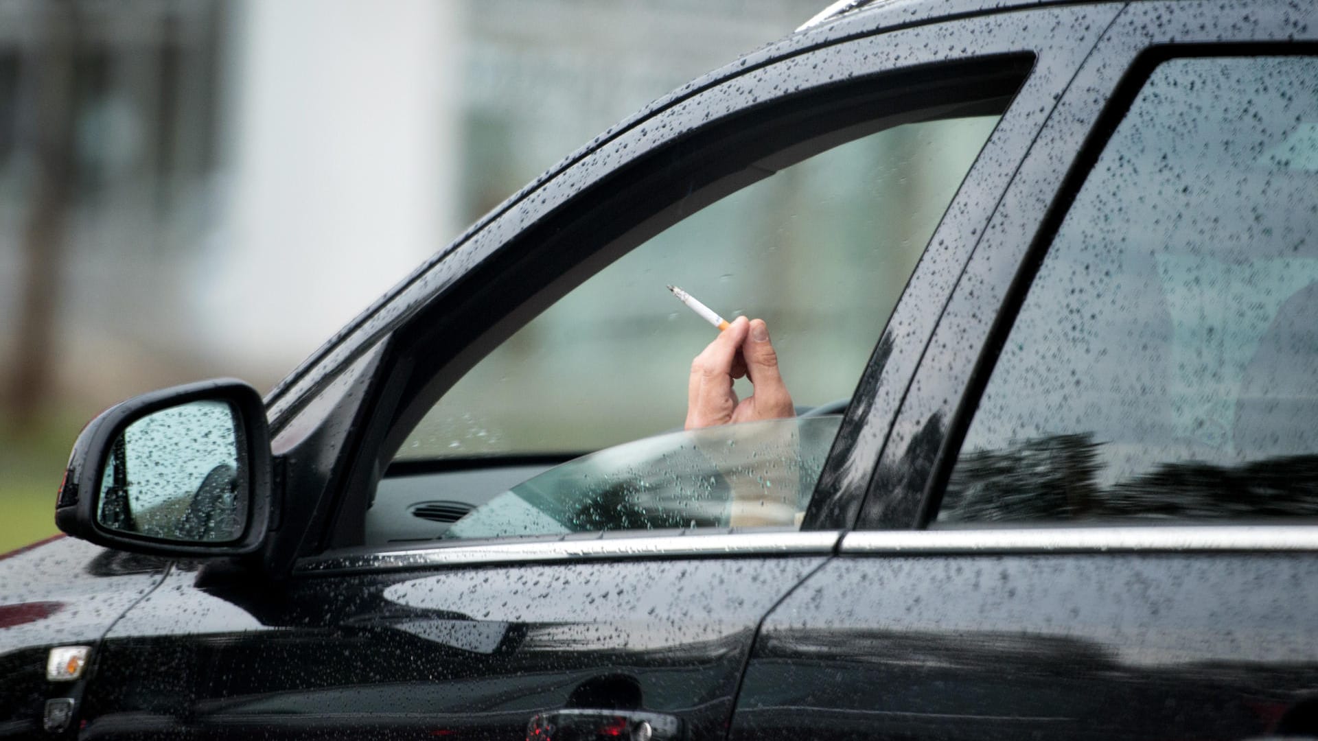 Das Rauchen im Auto im Beisein von Kindern sollte Experten zufolge verboten werden.