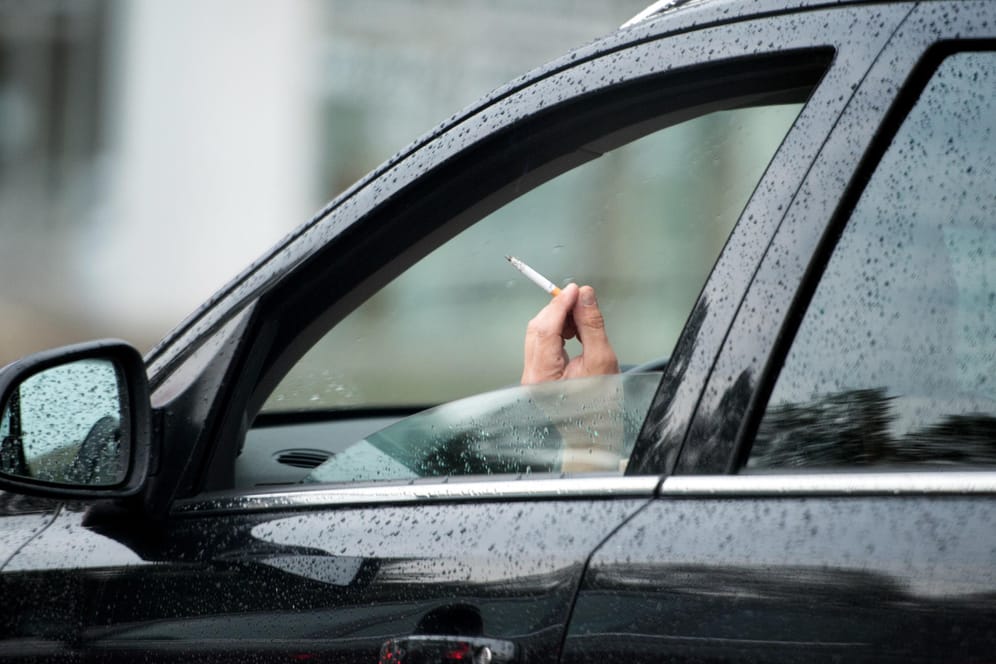 Das Rauchen im Auto im Beisein von Kindern sollte Experten zufolge verboten werden.