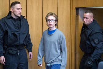 Der Angeklagte Marcel H. wird von Justizbeamten in den Gerichtssaal in Bochum geführt.