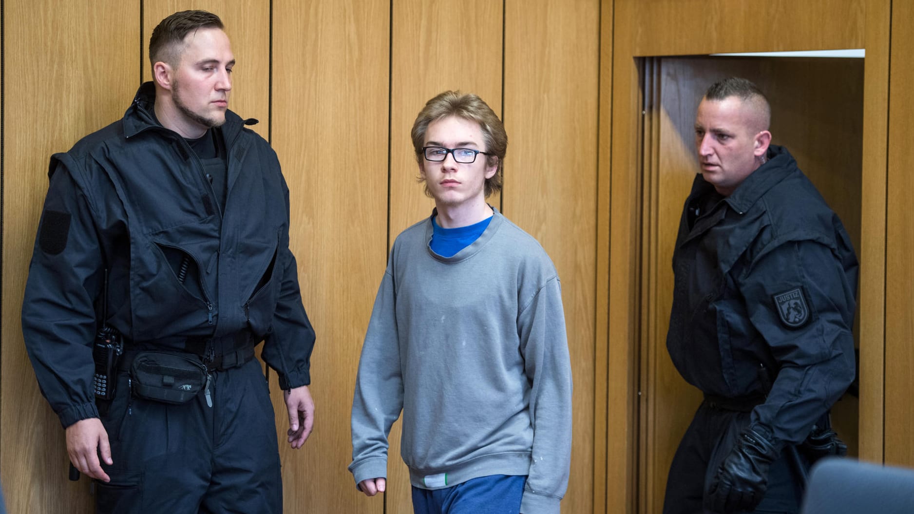 Der Angeklagte Marcel H. wird von Justizbeamten in den Gerichtssaal in Bochum geführt. Der Angeklagte Marcel H. wird von Justizbeamten in den Gerichtssaal in Bochum geführt.