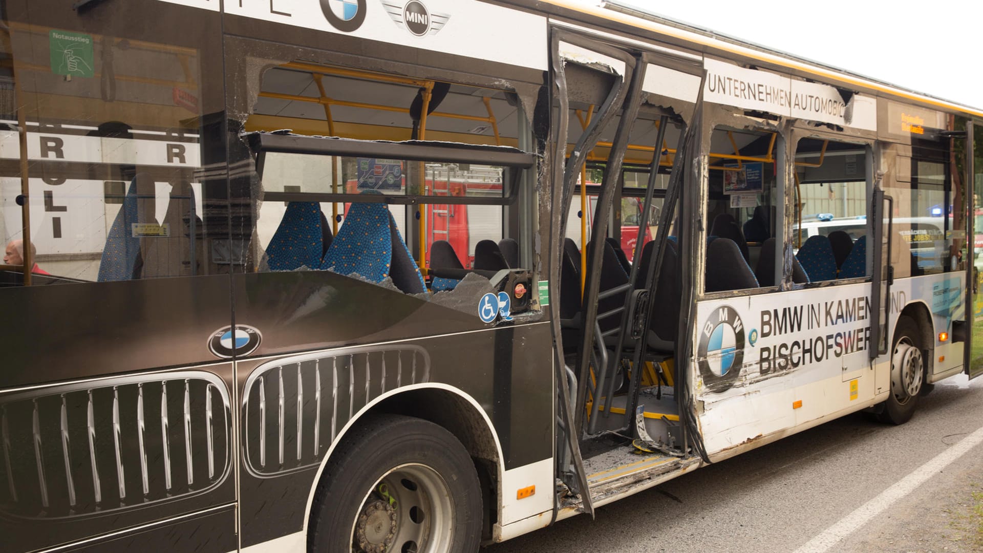 Unfall in Pulsnitz: Der 56 Jahre alte Fernfahrer hatte vermutlich beim Abbiegen den Bus nicht rechtzeitig beachtet und fuhr ihm in die rechte Seite. Unfall in Pulsnitz: Der 56 Jahre alte Fernfahrer hatte vermutlich beim Abbiegen den Bus nicht rechtzeitig beachtet und fuhr ihm in die rechte Seite.