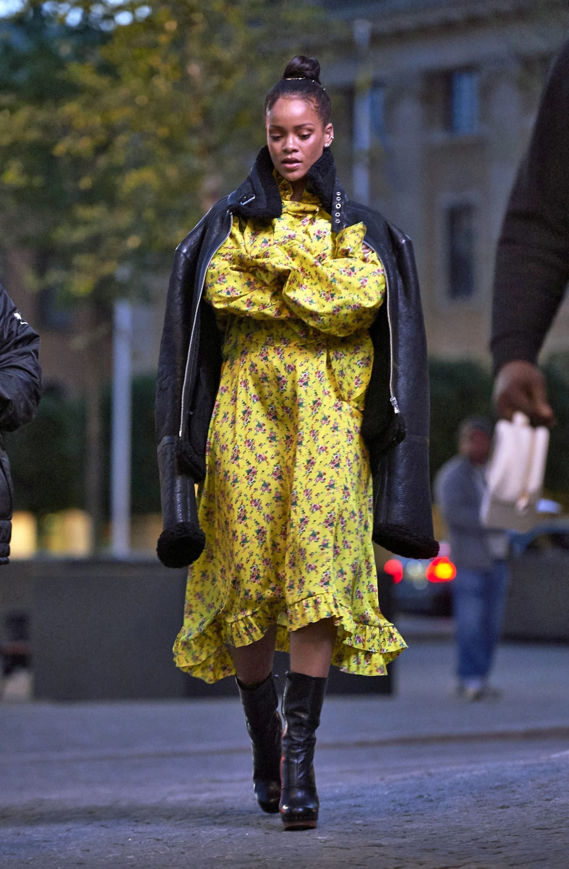 Rihanna 2016 im gelben Blumenkleid in Stockholm
