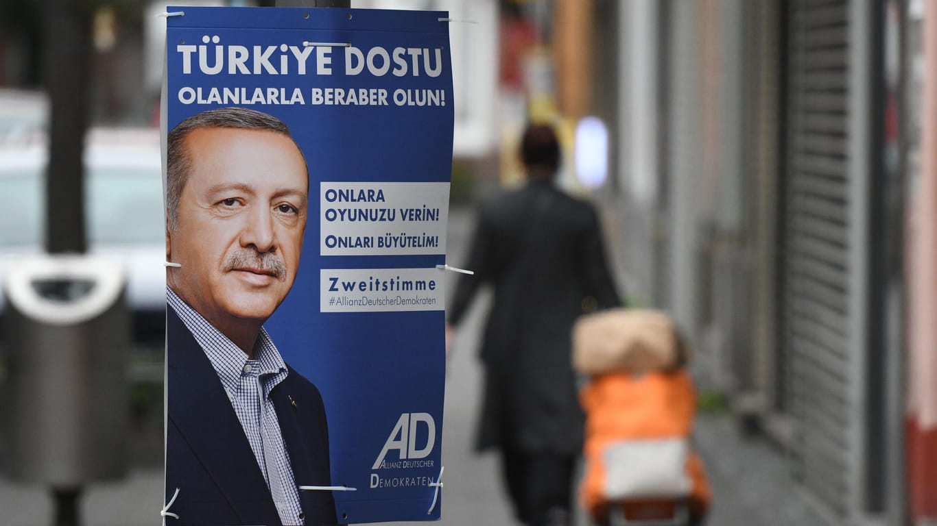 Das Wahlplakat der ADD mit dem Foto Erdogans.