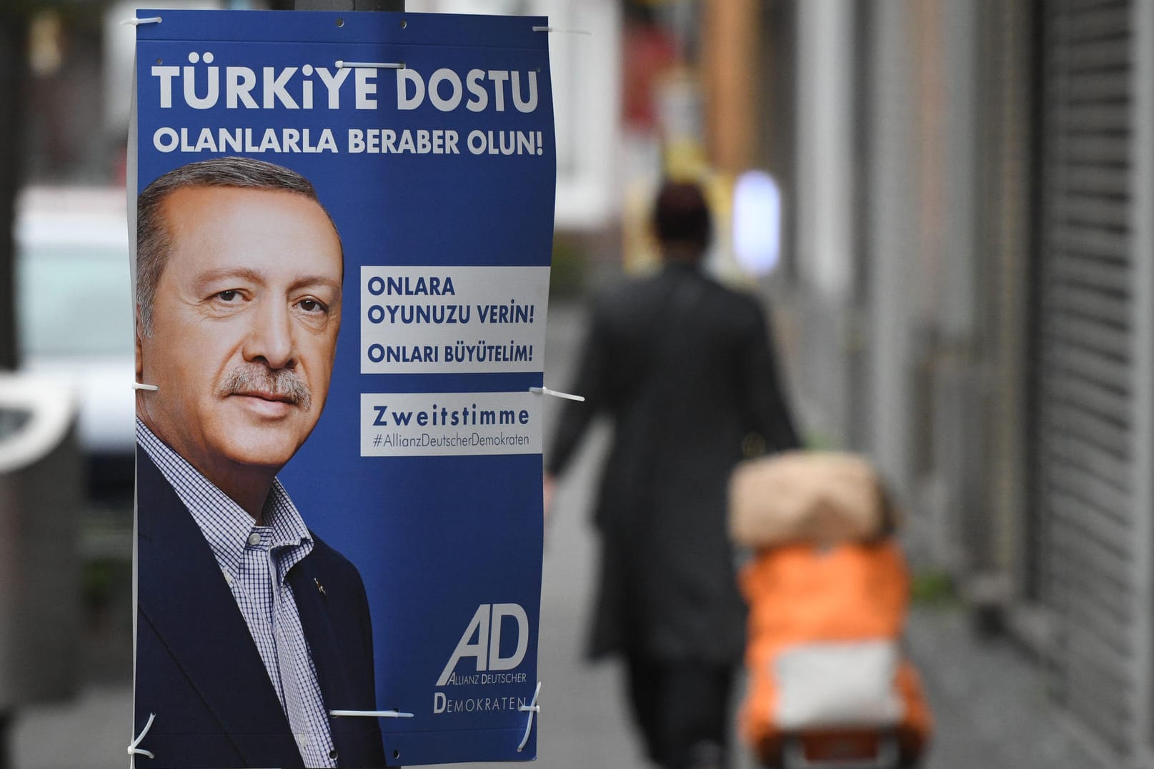 Das Wahlplakat der ADD mit dem Foto Erdogans.