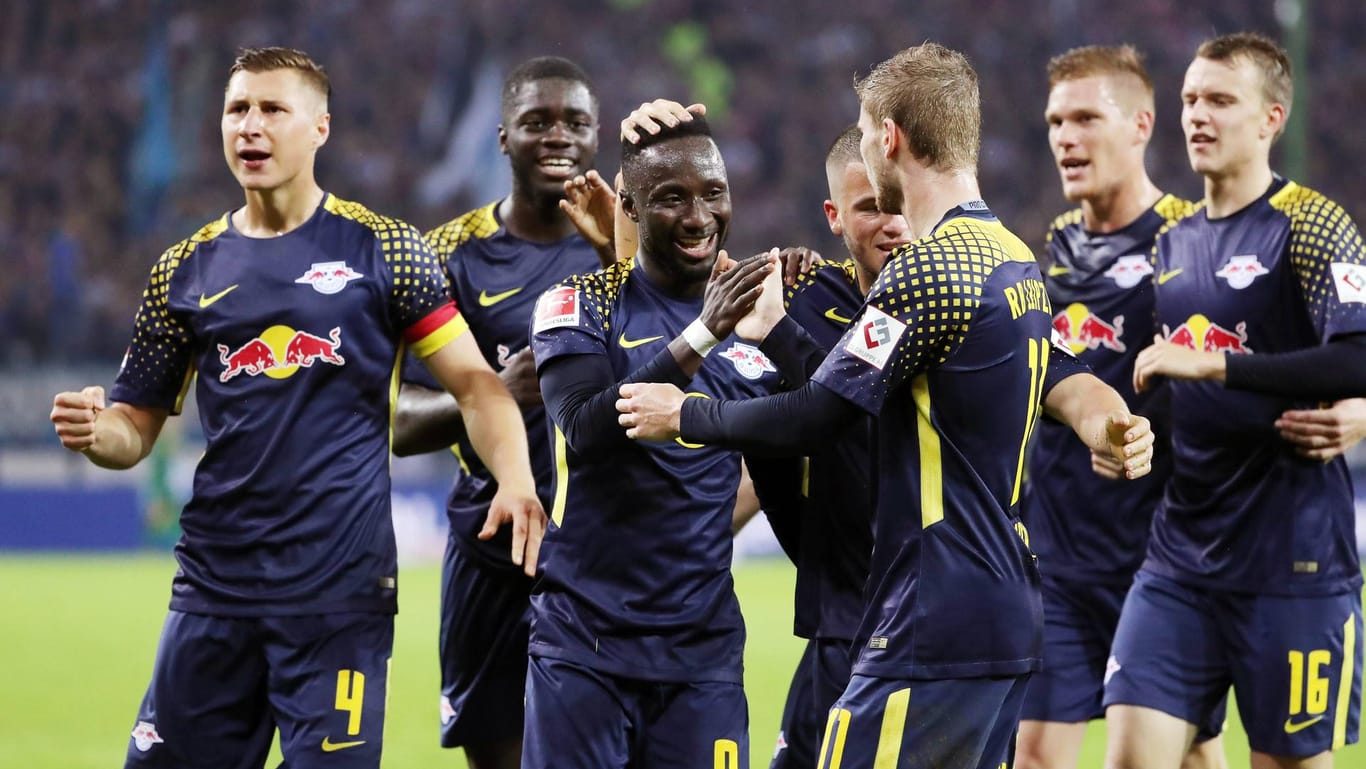 Das Team von RB Leipzig feiert den Sieg beim Hamburger SV.