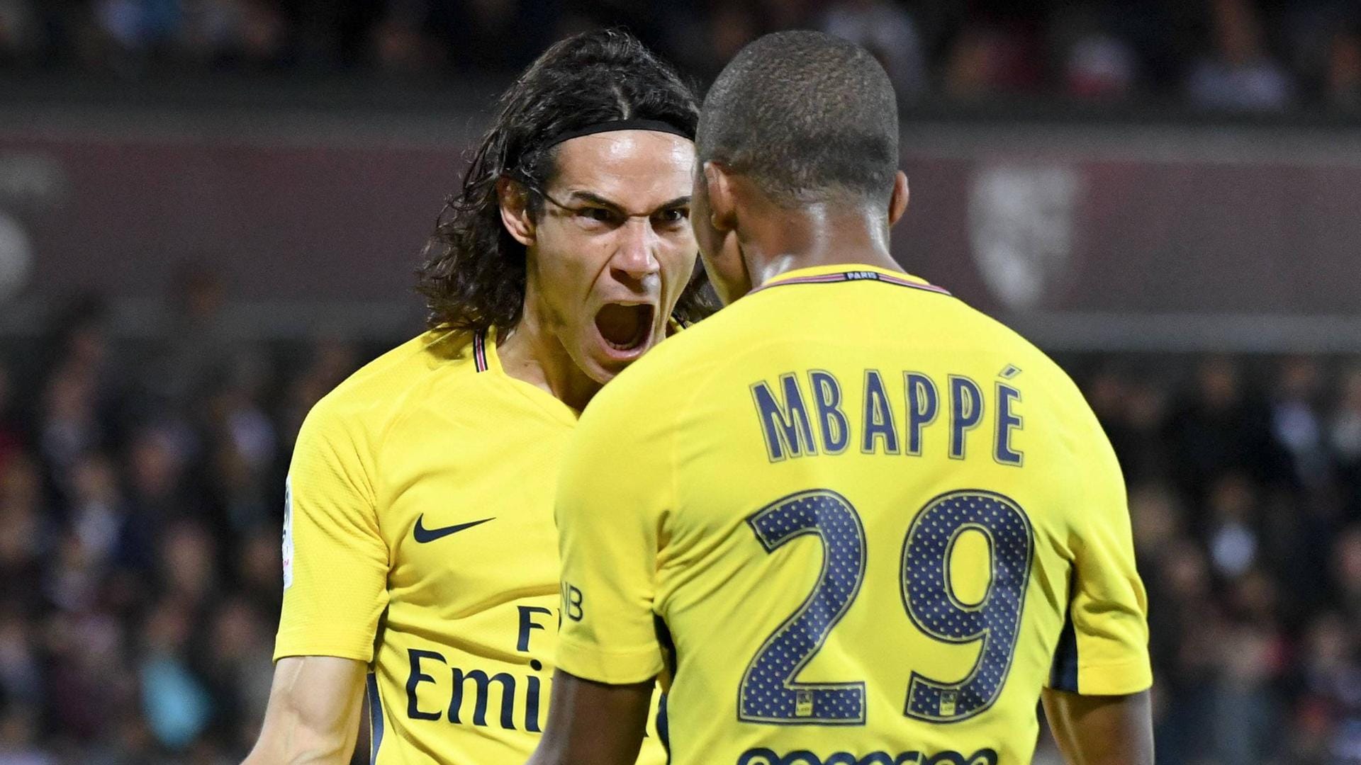 Die Protagonisten beim PSG-Sieg in Metz: Edinson Cavani (Hintergrund) und Kylian Mbappé. Die Protagonisten beim PSG-Sieg in Metz: Edinson Cavani (Hintergrund) und Kylian Mbappé.