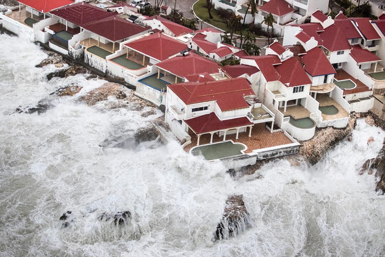 Mit großer Wucht peitschen Wellen gegen die Küste der niederländischen Antilleninsel Sint Maarten.