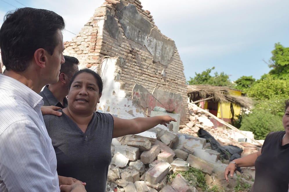 Enrique Pena Nieto besucht Erdbeben-Region in Mexiko