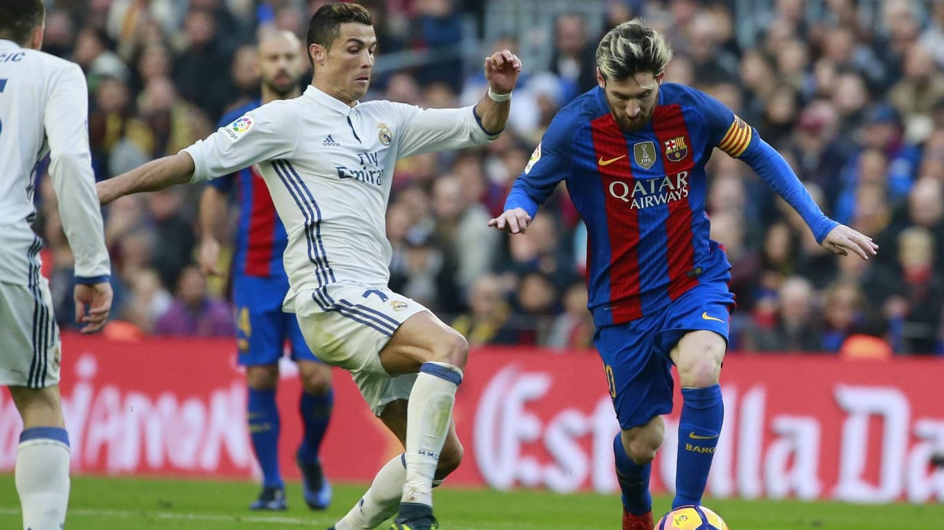 Cristiano Ronaldo (li.) und Lionel Messi im Duell.