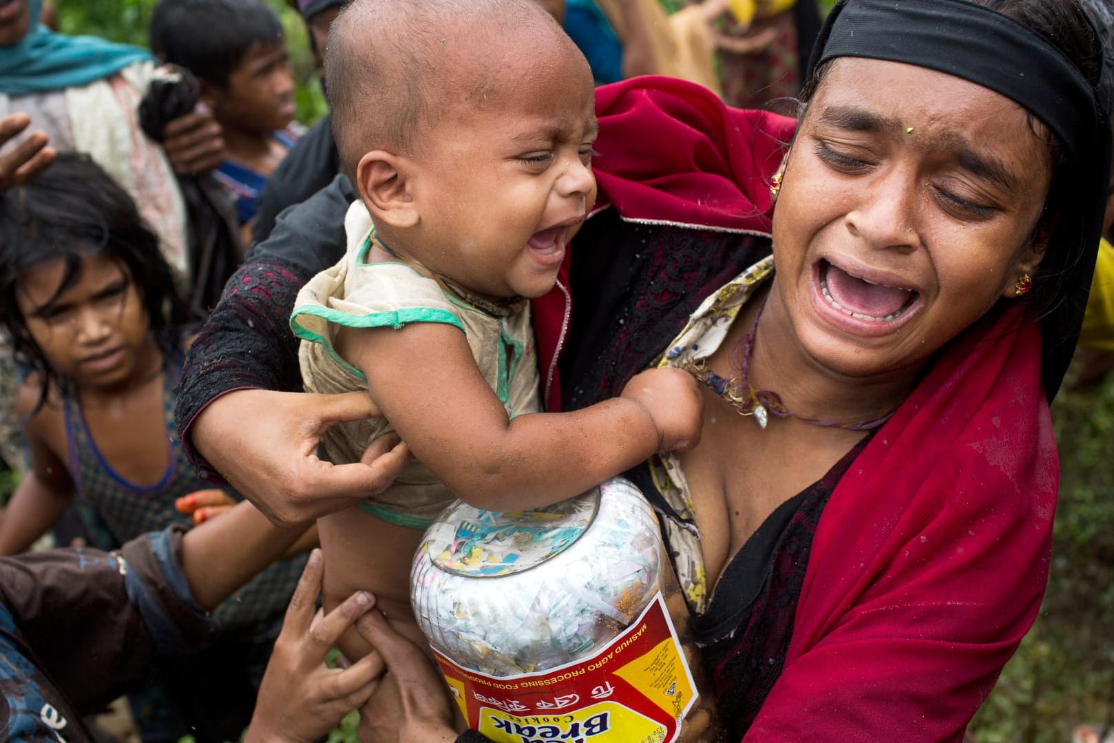 Eine Angehörige der muslimischen Minderheit der Rohingyas hält an einer Lebensmittelverteilungsstelle in einem Flüchtlingslager in Kutupalong (Bangladesch) weinend ein Kleinkind, nachdem es dort eine Schlägerei gab.