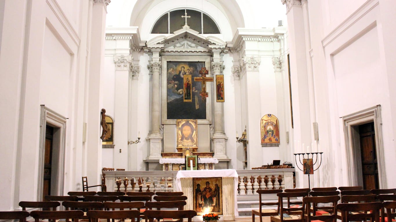 Wenig Opulenz: Ein Blick ins Innere der Kirche Sant'Egidio, die durch ihre unrömische Schlichtheit besticht.