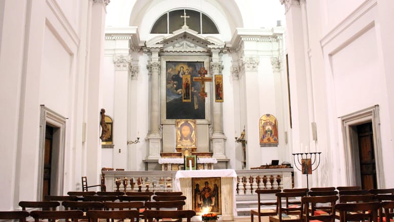 Wenig Opulenz: Ein Blick ins Innere der Kirche Sant'Egidio, die durch ihre unrömische Schlichtheit besticht.
