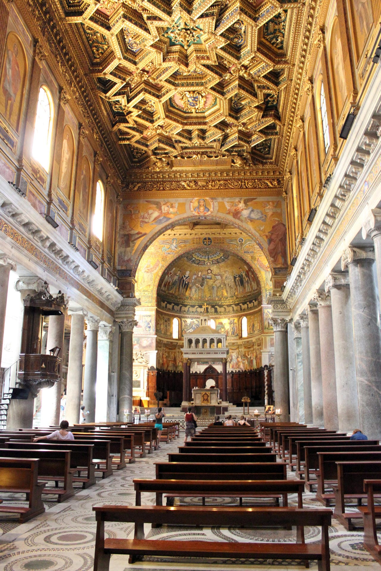 Blick ins Innere der Basilika Santa Maria in Trastevere, der ältesten Marienkirche Roms.