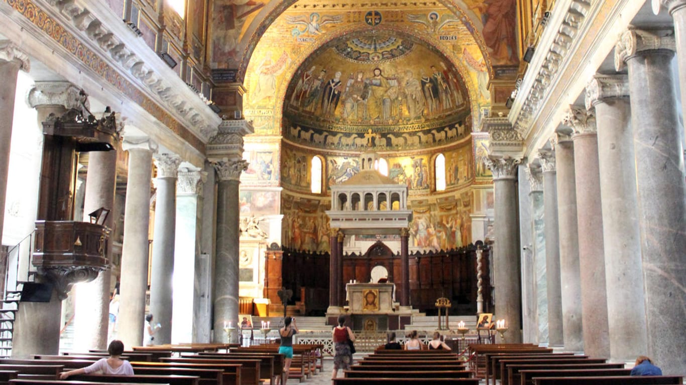 Blick ins Innere der Basilika Santa Maria in Trastevere, der ältesten Marienkirche Roms.