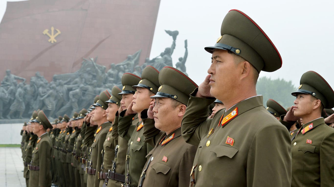 Nordkoreanische Soldaten salutieren vor dem Monument Mansudae in Pyongyang.