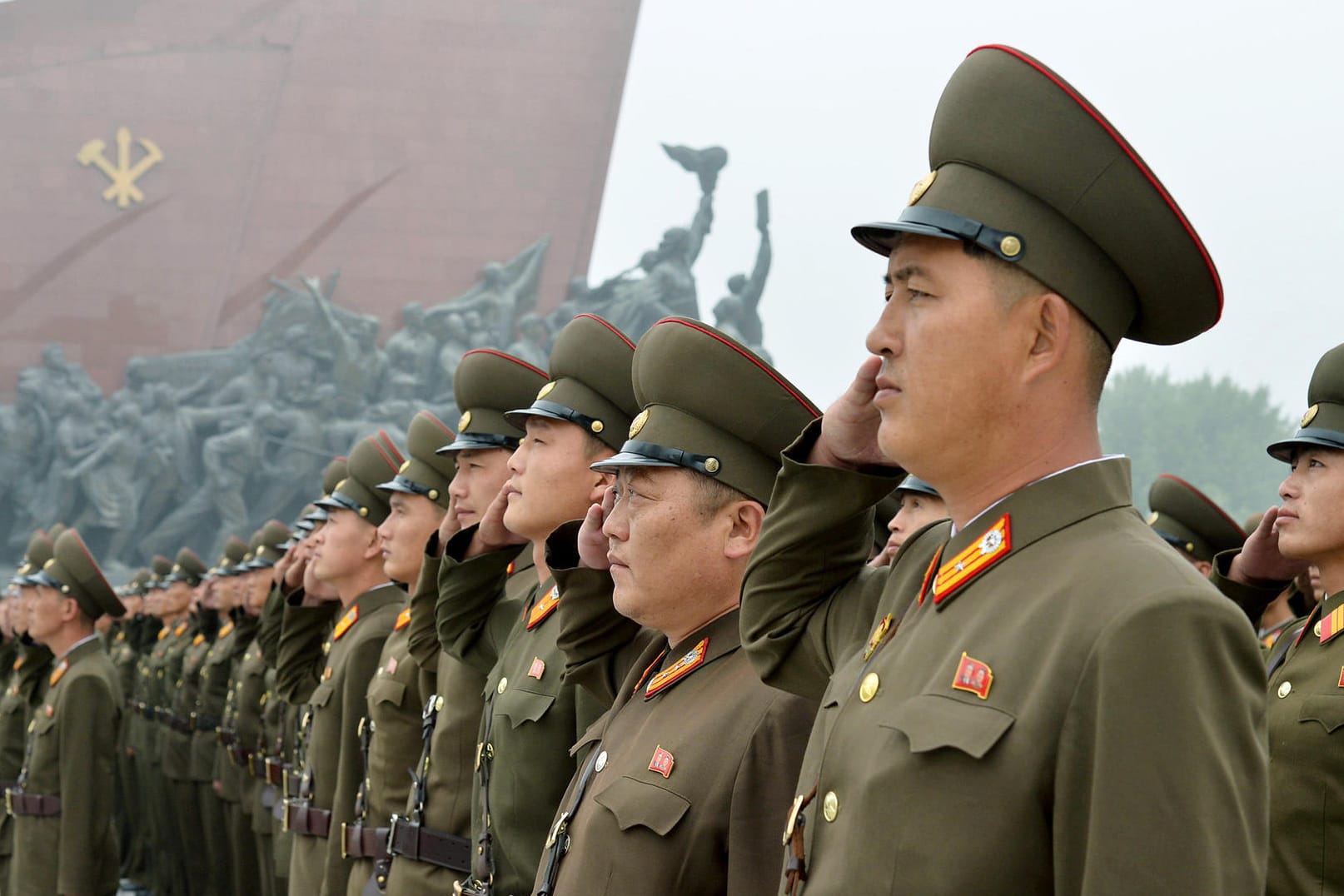Nordkoreanische Soldaten salutieren vor dem Monument Mansudae in Pyongyang.