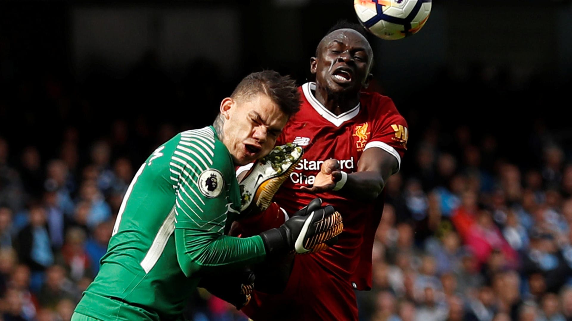 Die schlimme Szene, die zum Platzverweis führte: Sadio Mané trifft Ederson am Kopf.