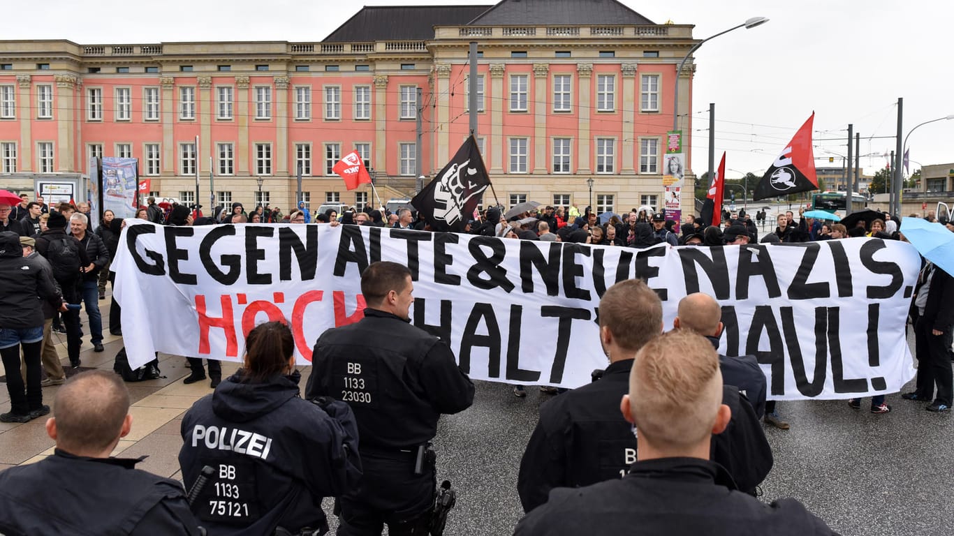 Linke Demonstranten protestieren gegen den Auftritt Höckes in Potsdam.