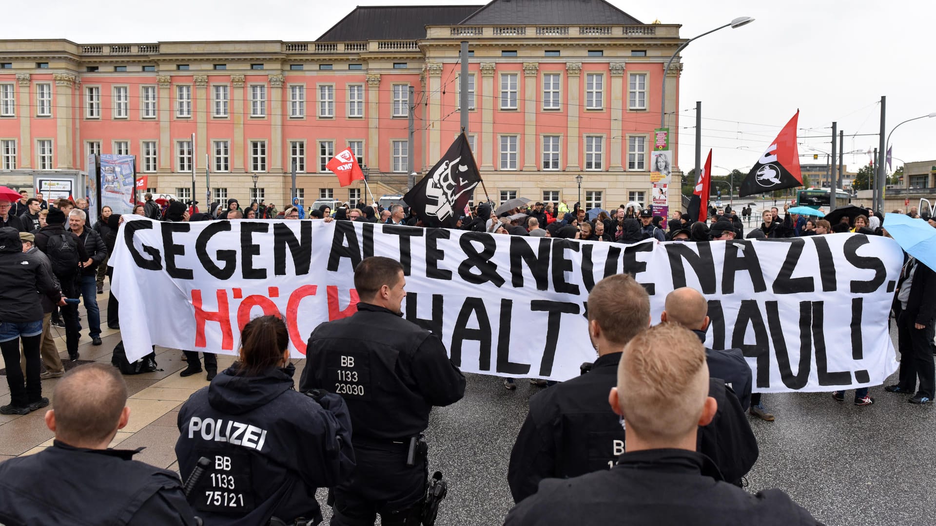 Linke Demonstranten protestieren gegen den Auftritt Höckes in Potsdam.