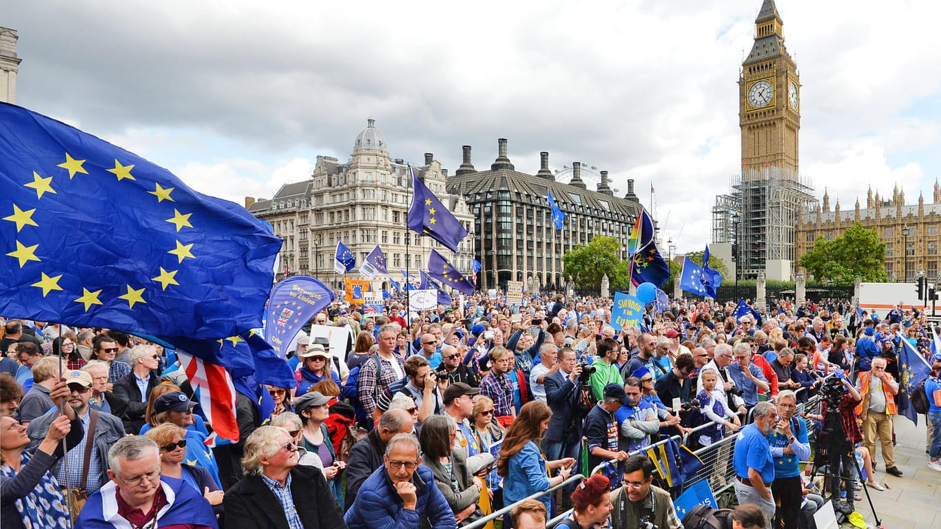 Pro-EU Demonstranten stehen am Parliament Square in London während einer Anti-Brexit-Demonstration.