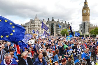 Pro-EU Demonstranten stehen am Parliament Square in London während einer Anti-Brexit-Demonstration.