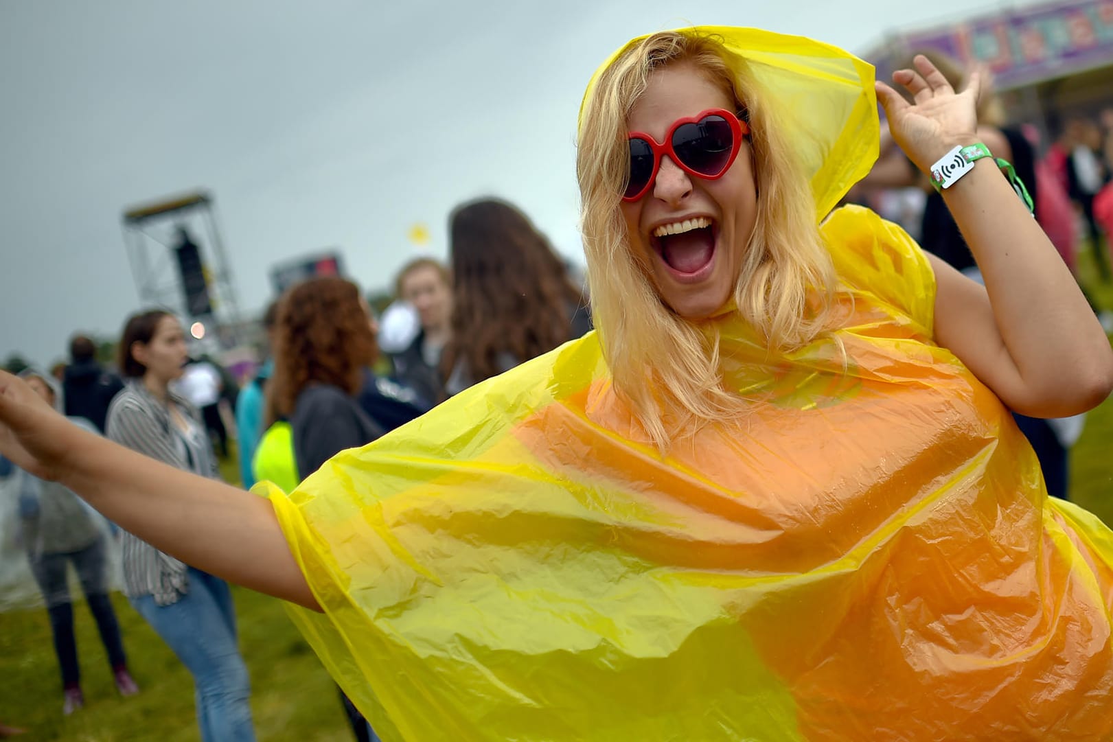 Eine Festivalbesucherin namens Anita tanzt ausgelassen auf dem Lollapalooza Festival.