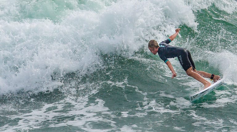 Gefährliche Brandung: Ein junger Surfer reitet auf den Wellen, während die Ausläufer des Hurrikan "Irma" den Strand erreichen.