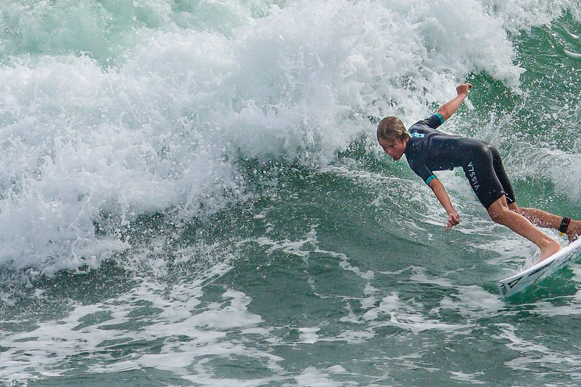 Gefährliche Brandung: Ein junger Surfer reitet auf den Wellen, während die Ausläufer des Hurrikan "Irma" den Strand erreichen.