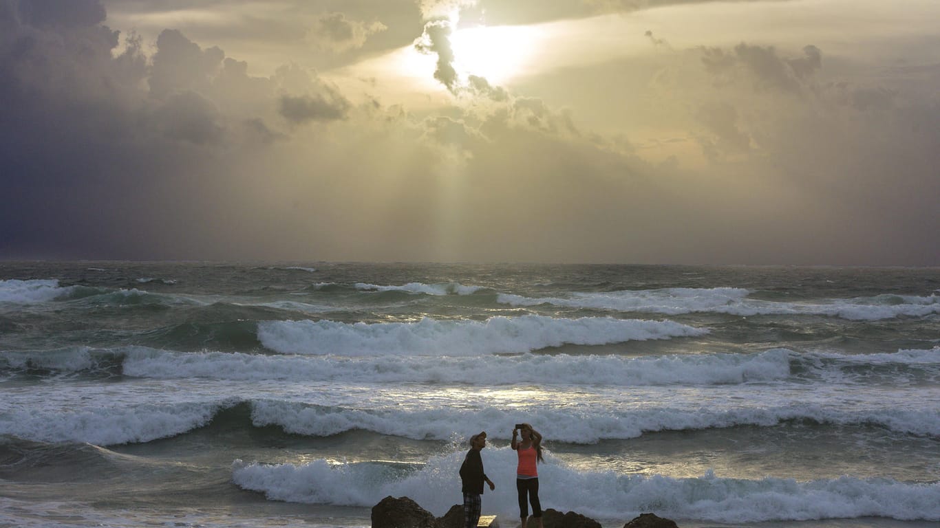 Eine Frau betrachtet den Sonnenaufgang in Palm Beach, kurz bevor der Hurrikan "Irma" eintrifft.