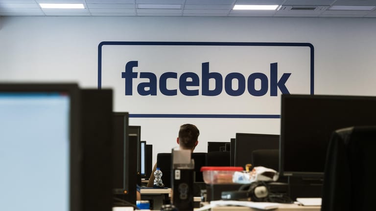 Facebook steht in der Kritik – nachdem die Social-Media-Plattform selbst über Propaganda-Accounts aufklärte.