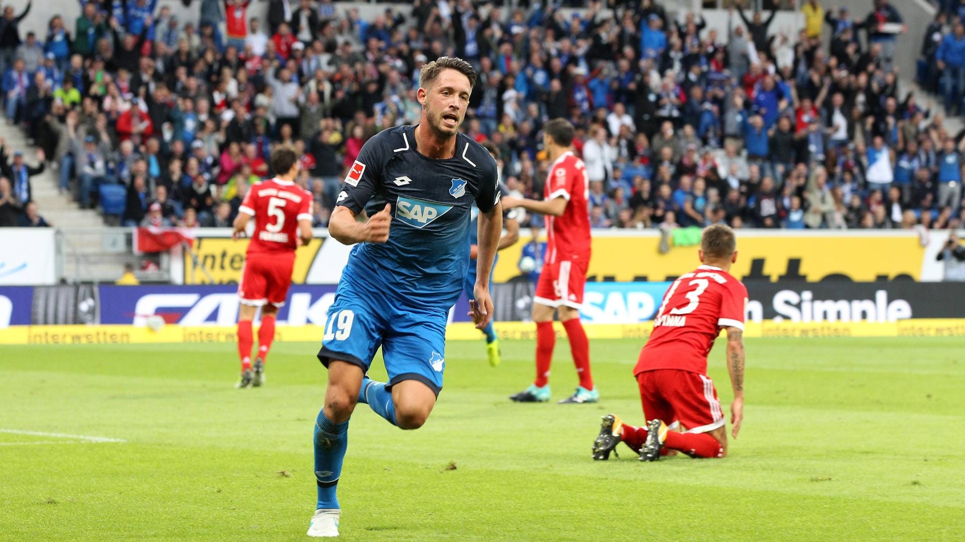 Man of the Match: Mark Uth (Mitte) besiegelte mit seinem Doppelpack die verdiente Niederlage des FC Bayern München.