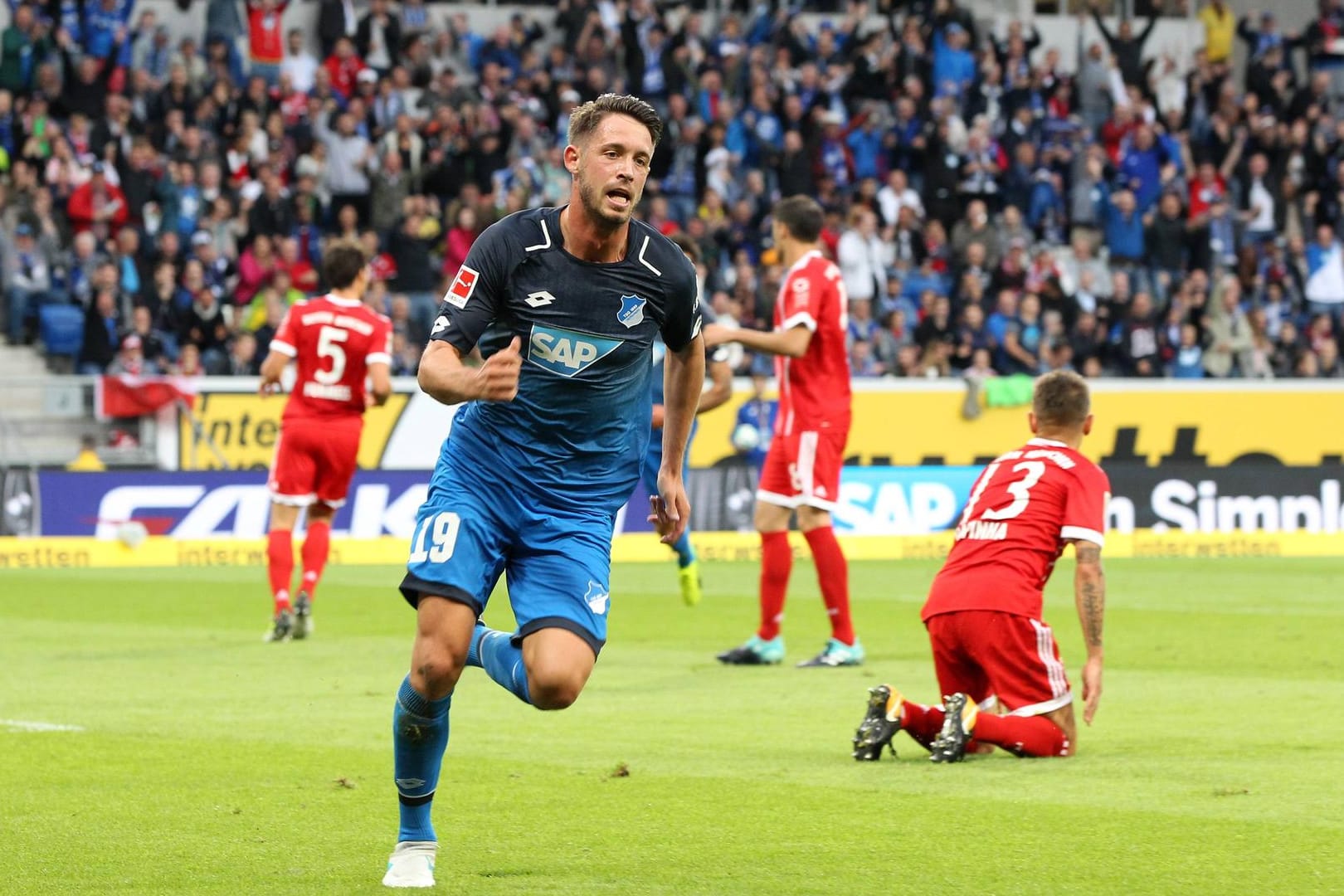 Man of the Match: Mark Uth (Mitte) besiegelte mit seinem Doppelpack die verdiente Niederlage des FC Bayern München.