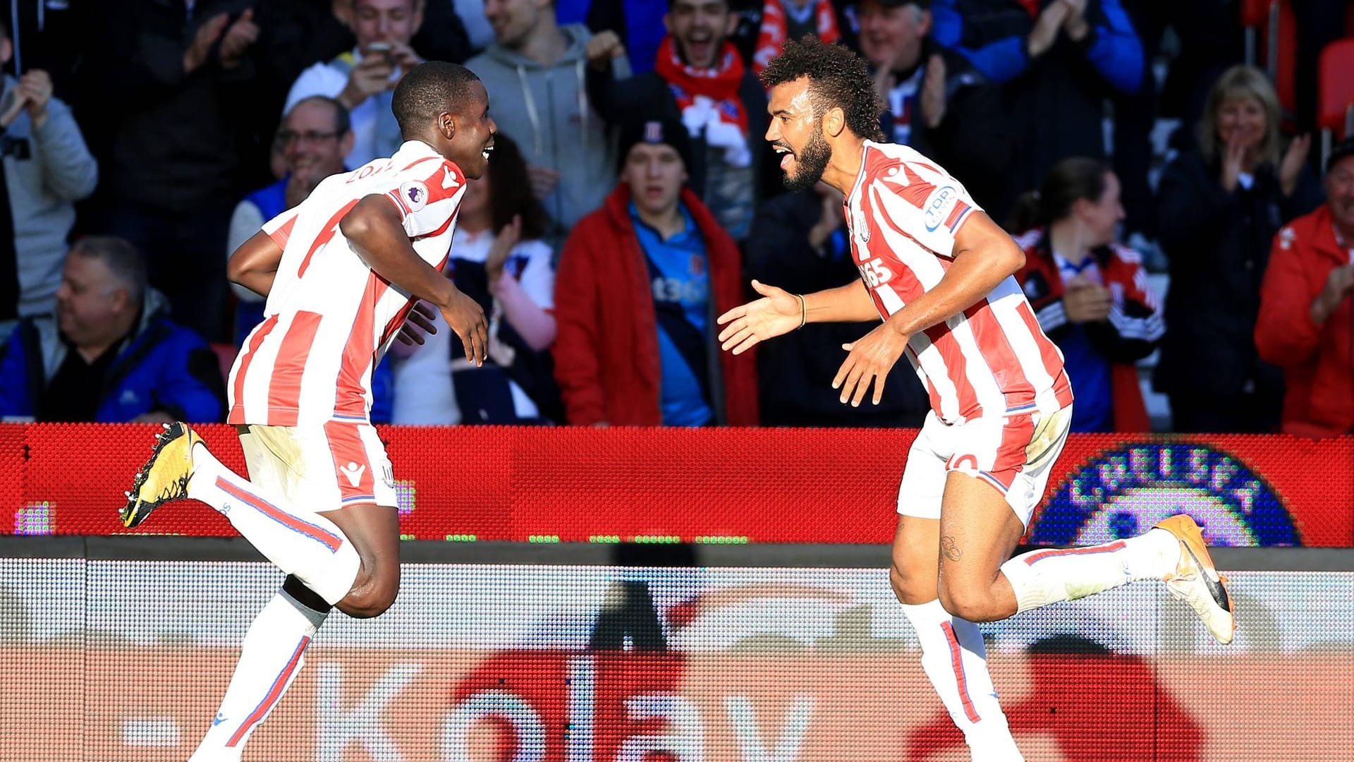 Eric-Maxim Choupo-Moting (rechts) feiert mit seinem Teamkollegen Kurt Zouma seinen Doppelpack gegen United. Eric-Maxim Choupo-Moting (rechts) feiert mit seinem Teamkollegen Kurt Zouma seinen Doppelpack gegen United.