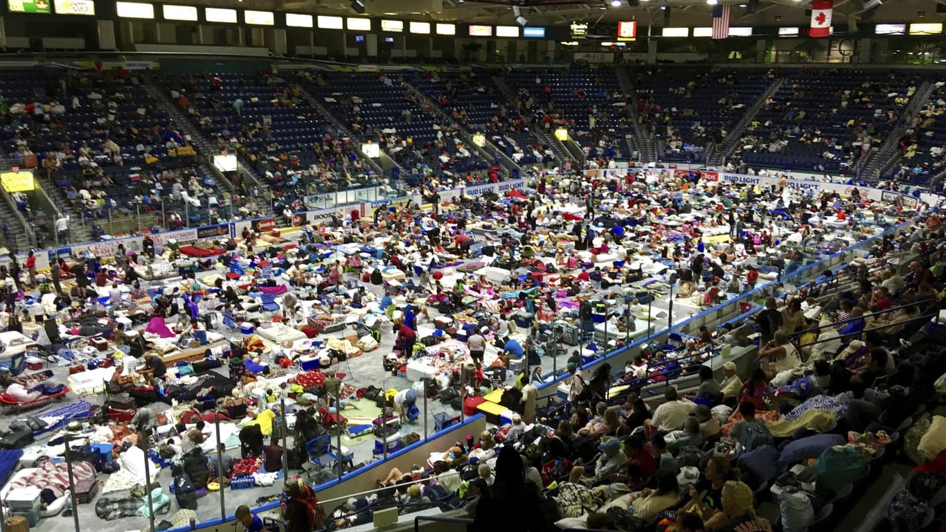 Mehrere Hundert Menschen haben in der Germain Arena in Estero (Florida) Zuflucht gesucht.