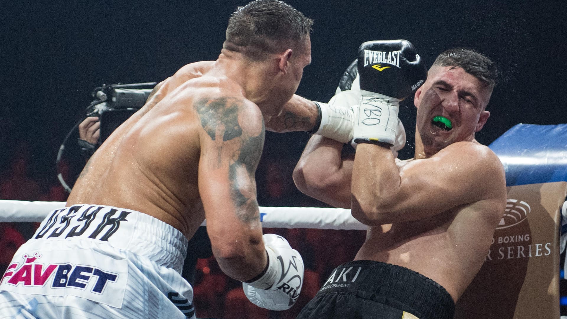 Alexander Usyk vermöbelt Marco Huck.