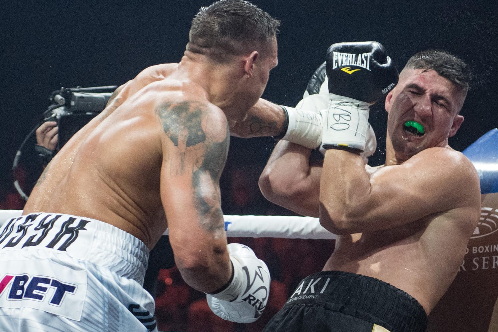 Alexander Usyk vermöbelt Marco Huck.