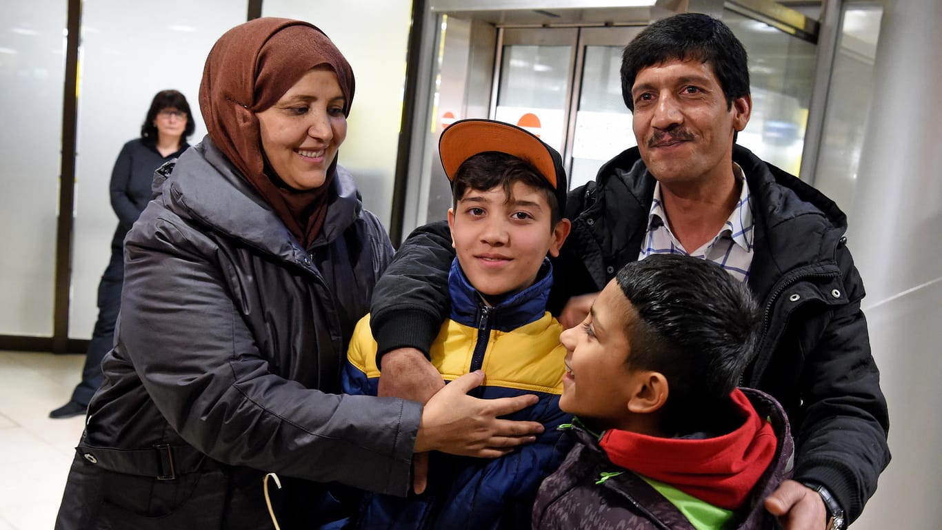 Nachdem der Flüchlingsjunge Mahdi Rabani bei der Flucht verloren gegangen ist, hat sich die Familie wiedergefunden.